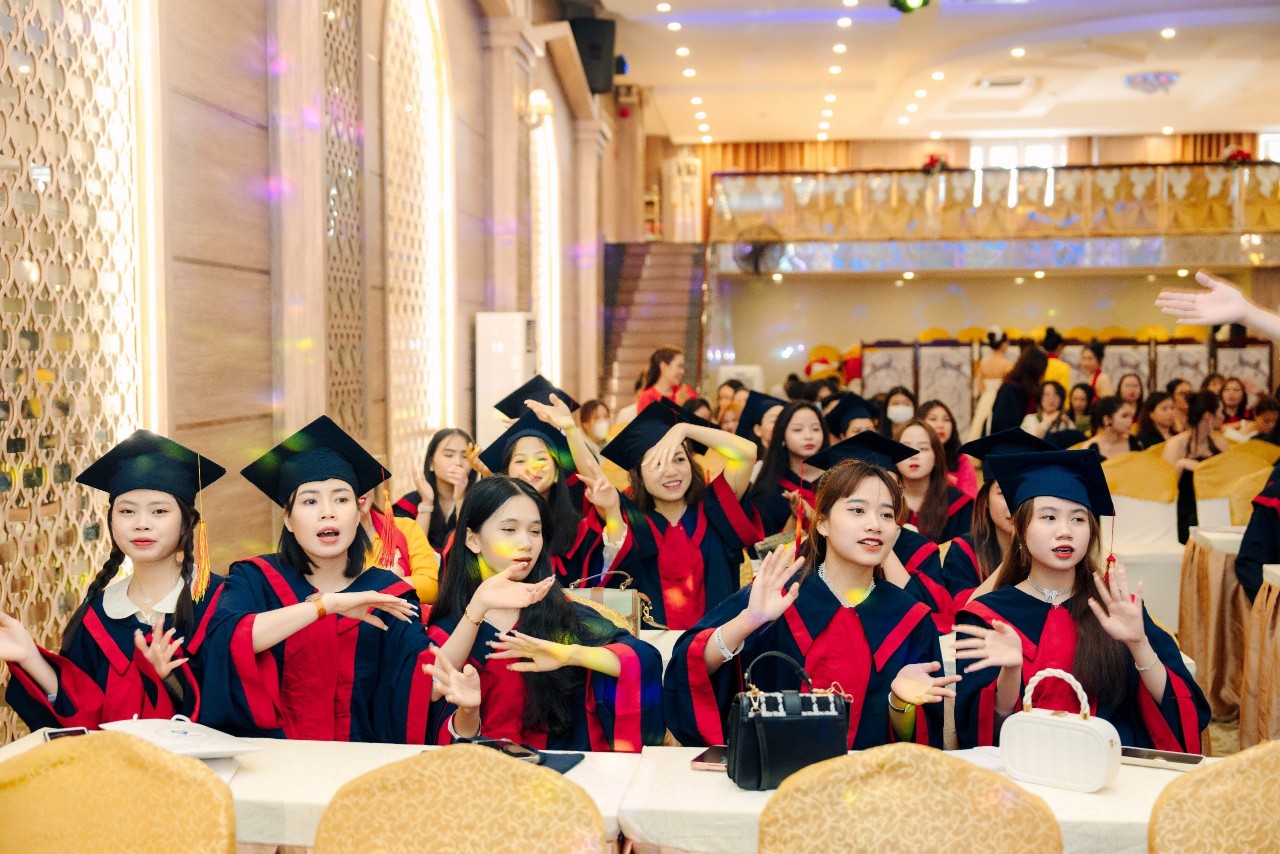 check-list-thanh-cong-luu-lai-nhung-khoanh-khac-tuyet-voi-tai-le-tot-nghiep-khoi-dau-tot-dep-dao-tao-nghe-tham-my-cam-anh-11