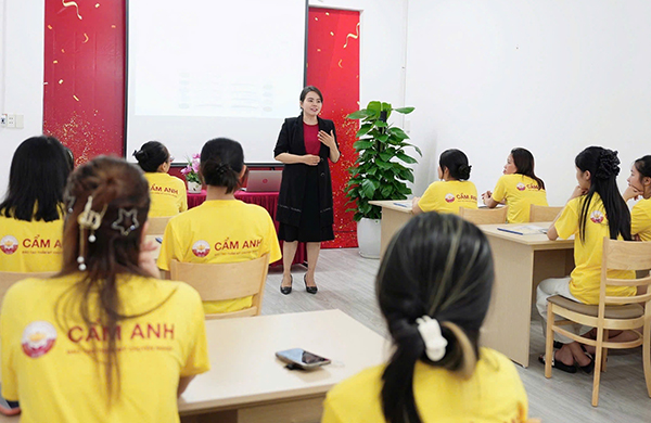 Giới thiệu giám đốc trung tâm co-ngo-cam-anh