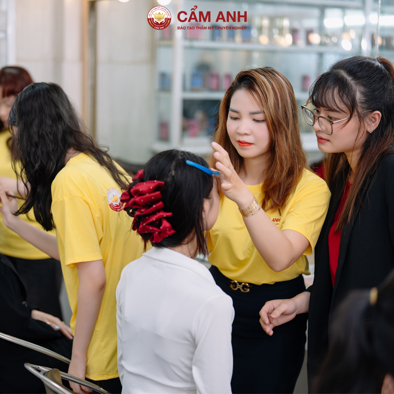 Những Ai Nên Học Trang Điểm Nâng Cao Tại Cẩm Anh?