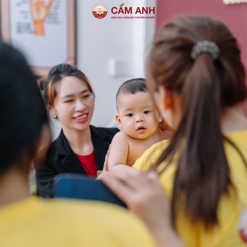 Những Ai Nên Học Chăm Sóc Và Tắm Bé Tại Cẩm Anh?