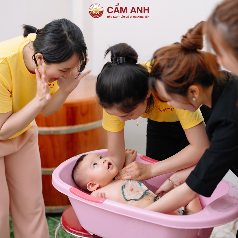 Những Ai Nên Học Chăm Mẹ Sau Sinh Tại Cẩm Anh?