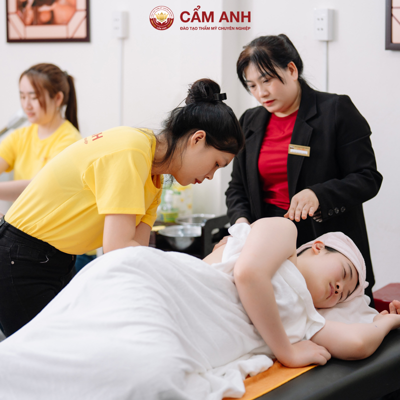 Những Ai Nên Học Chăm Sóc Mẹ Bầu Tại Cẩm Anh?