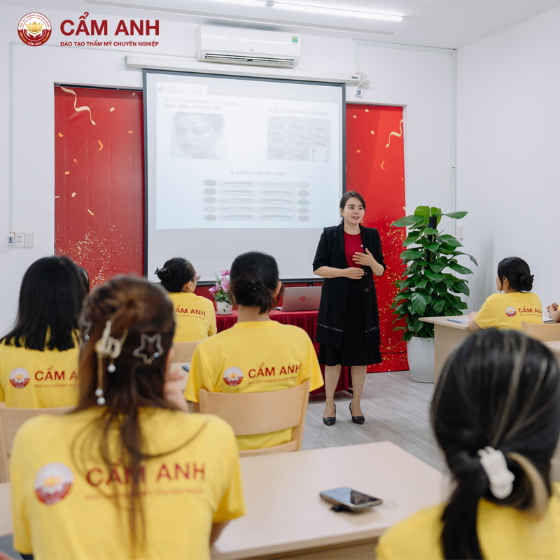 Những Ai Nên Học Chăm Sóc, Nuôi Dưỡng, Giáo Dục Trẻ Tại Cẩm Anh?