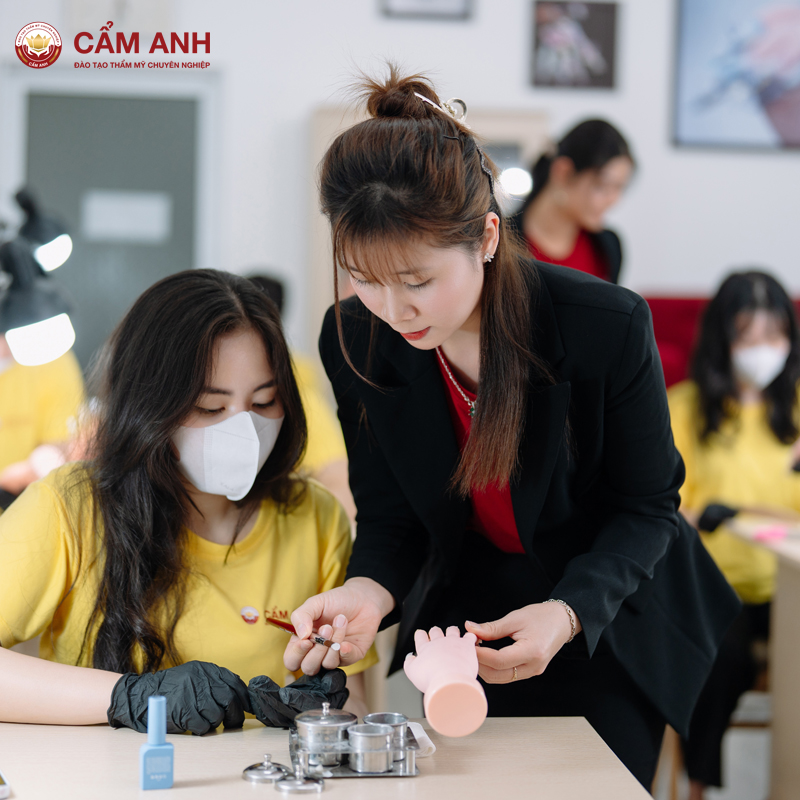 Khoá Chăm Sóc Móng Phù Hợp Với Những Ai?