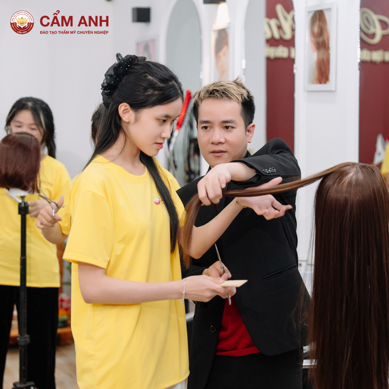 Những Ai Nên Học Tóc Nữ Chuyên Nghiệp Tại Cẩm Anh?