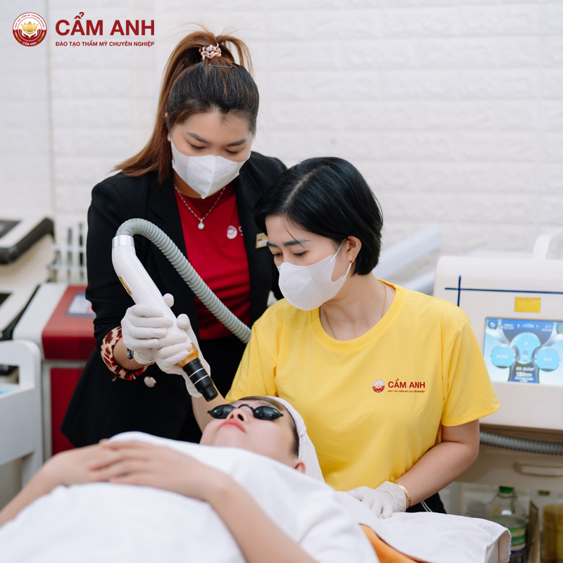 Khoá Đào Tạo Esthetician Facial Phù Hợp Với Những Ai?