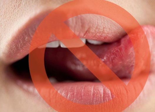 Không nên liếm, bóc vảy môi sau khi xăm