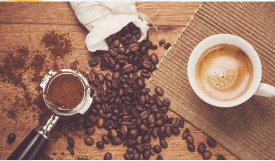 Trà và café có thể khiến môi bị bám màu